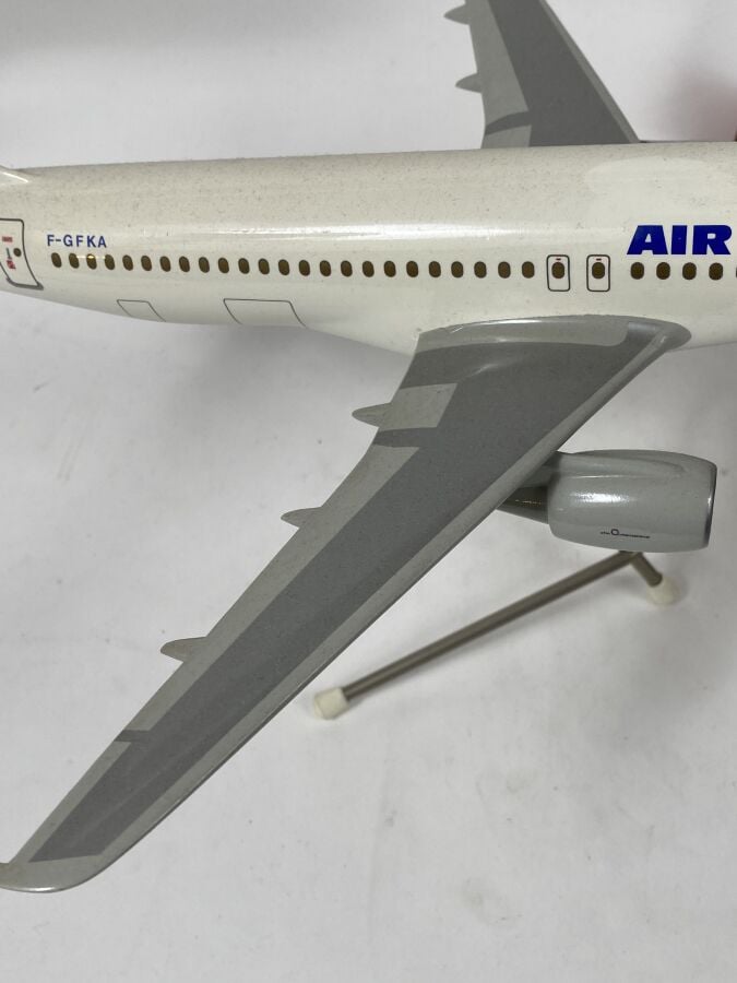 3 modèles : - - Airbus A310 Air France F-GEMA au 1/100ème en résine réalisée pa…