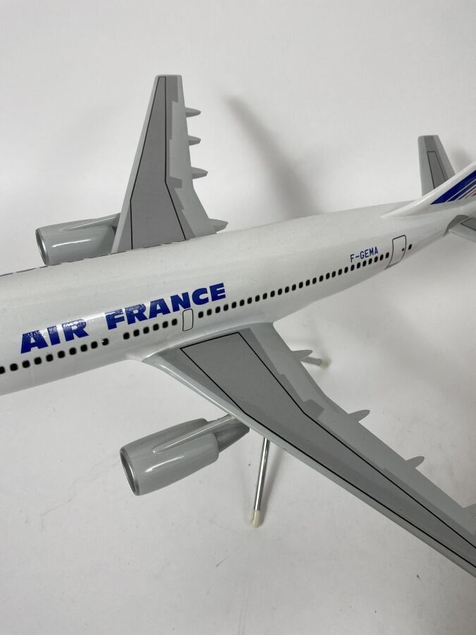 3 modèles : - - Airbus A310 Air France F-GEMA au 1/100ème en résine réalisée pa…