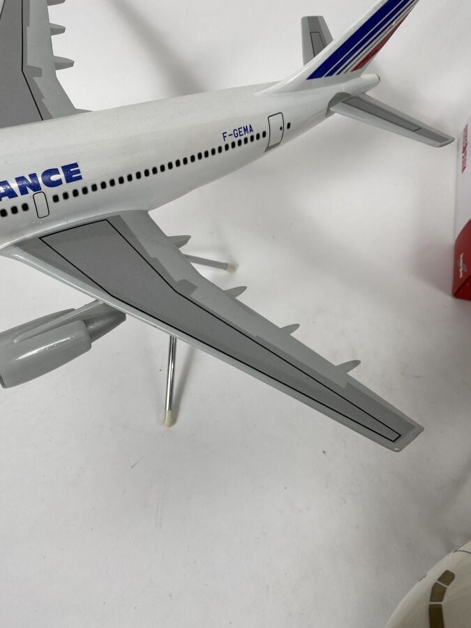 3 modèles : - - Airbus A310 Air France F-GEMA au 1/100ème en résine réalisée pa…