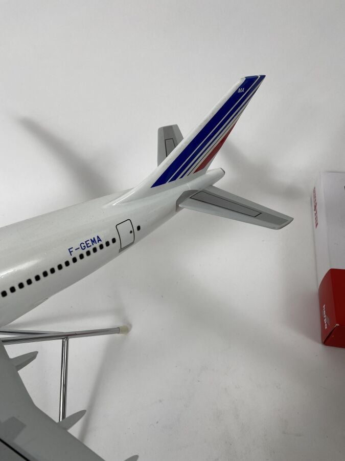 3 modèles : - - Airbus A310 Air France F-GEMA au 1/100ème en résine réalisée pa…