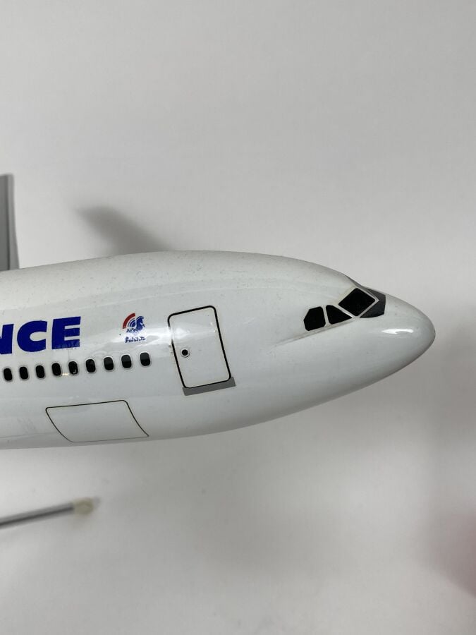 3 modèles : - - Airbus A310 Air France F-GEMA au 1/100ème en résine réalisée pa…