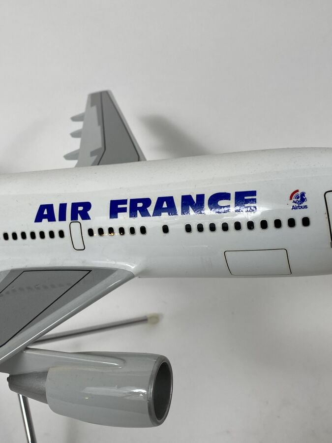 3 modèles : - - Airbus A310 Air France F-GEMA au 1/100ème en résine réalisée pa…