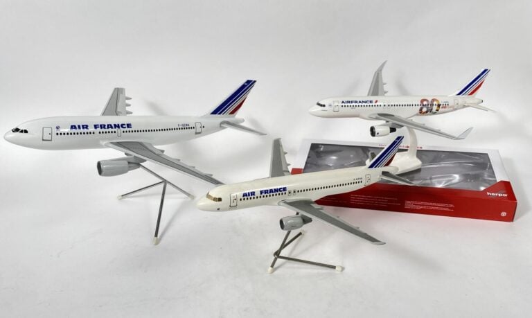 3 modèles : - - Airbus A310 Air France F-GEMA au 1/100ème en résine réalisée pa…