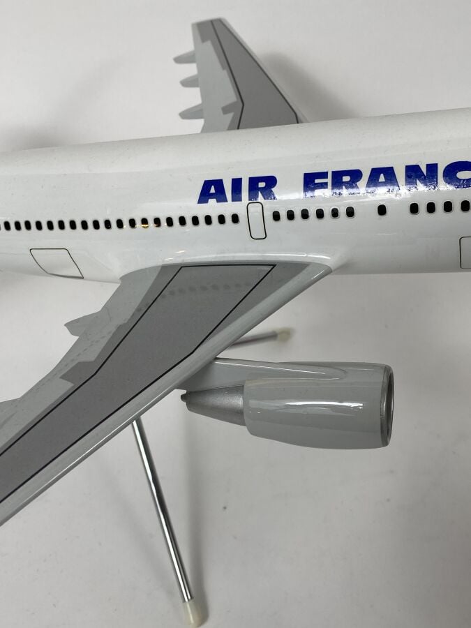 3 modèles : - - Airbus A310 Air France F-GEMA au 1/100ème en résine réalisée pa…