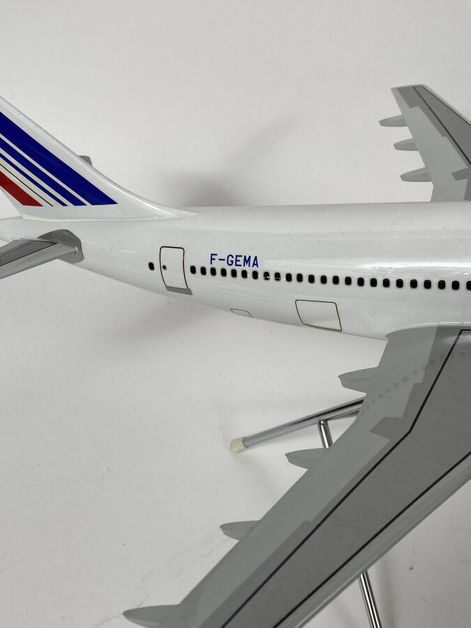 3 modèles : - - Airbus A310 Air France F-GEMA au 1/100ème en résine réalisée pa…