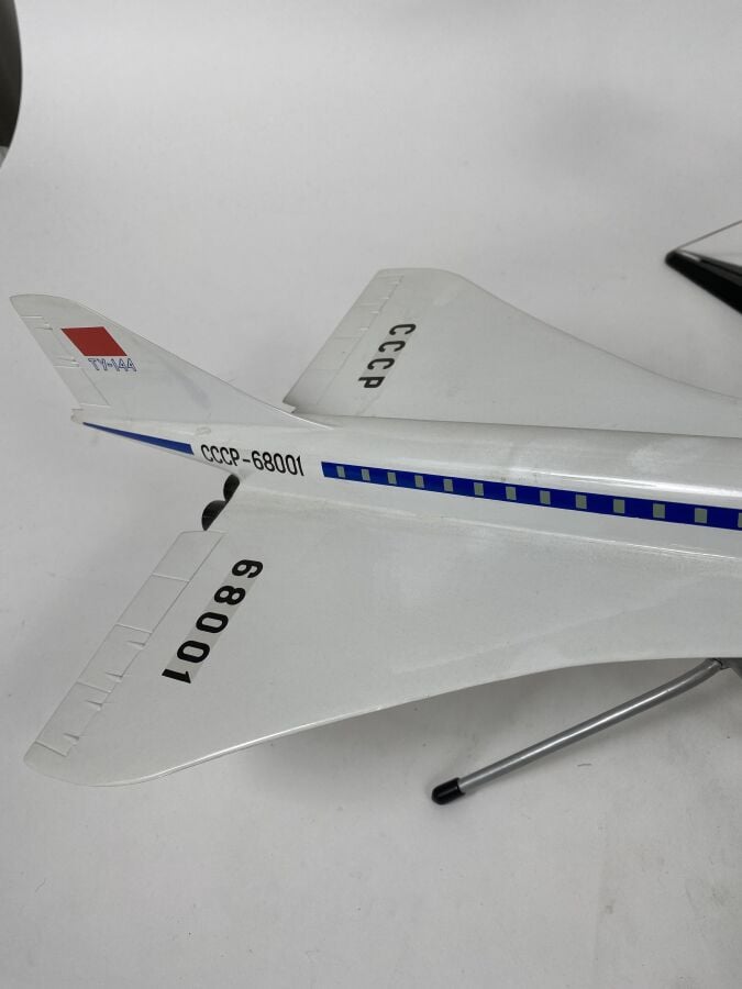 3 modèles : - - Tupolev 134 Aeroflot 65000 au 1/100ème en résine peinte réalisa…