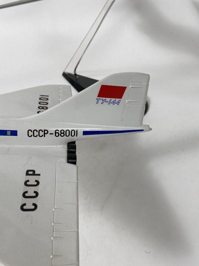 3 modèles : - - Tupolev 134 Aeroflot 65000 au 1/100ème en résine peinte réalisa…