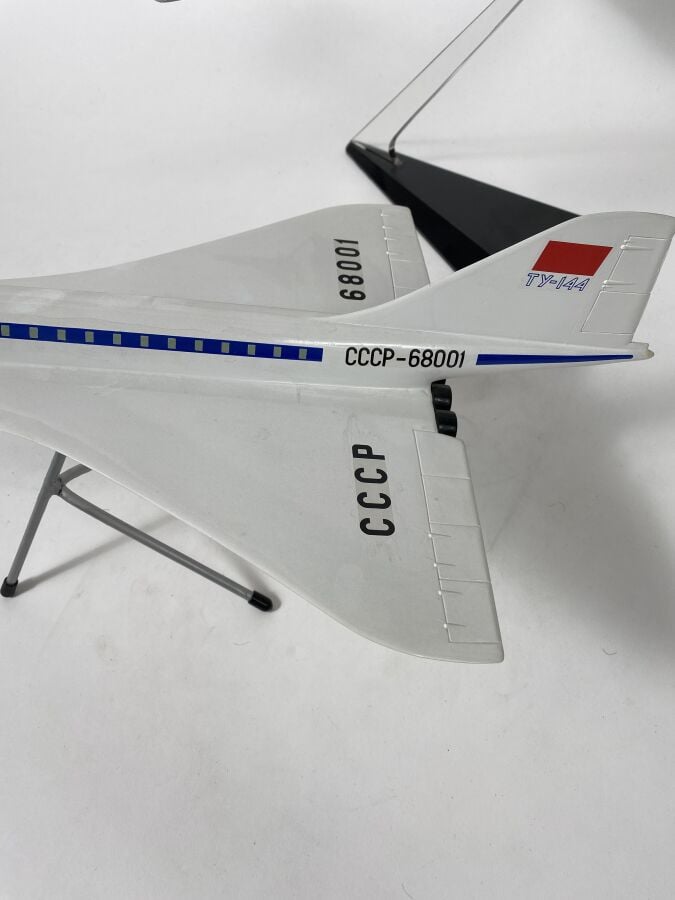 3 modèles : - - Tupolev 134 Aeroflot 65000 au 1/100ème en résine peinte réalisa…