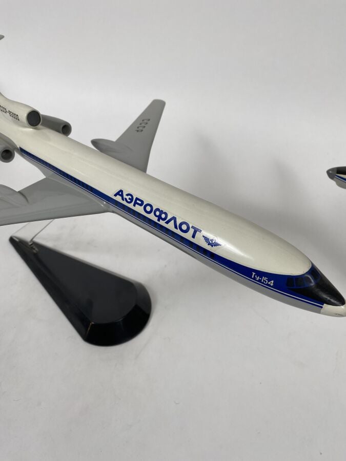 3 modèles : - - Tupolev 134 Aeroflot 65000 au 1/100ème en résine peinte réalisa…