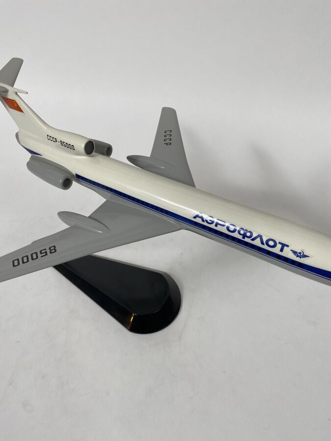 3 modèles : - - Tupolev 134 Aeroflot 65000 au 1/100ème en résine peinte réalisa…