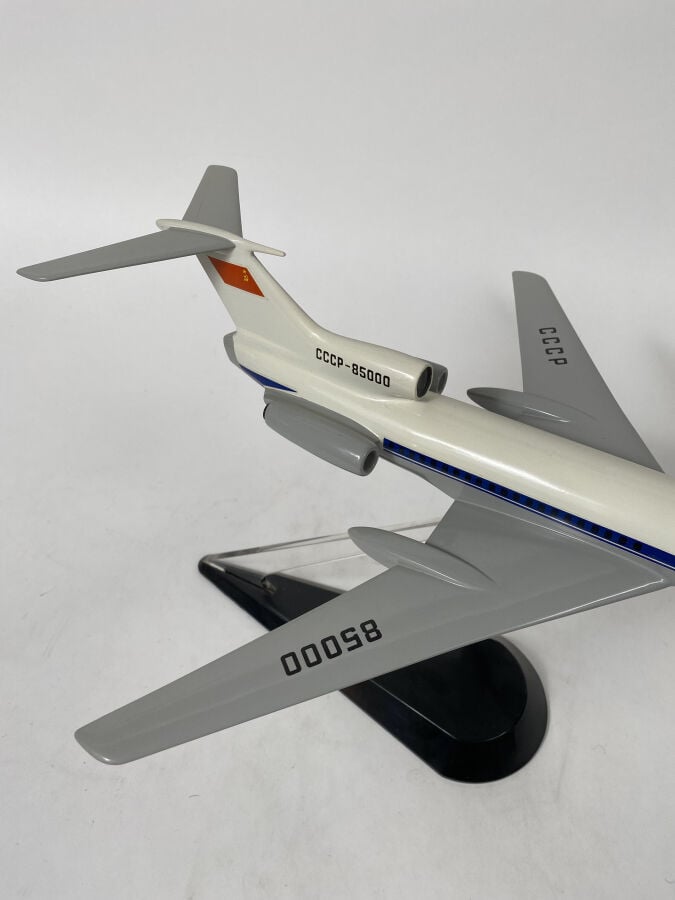 3 modèles : - - Tupolev 134 Aeroflot 65000 au 1/100ème en résine peinte réalisa…