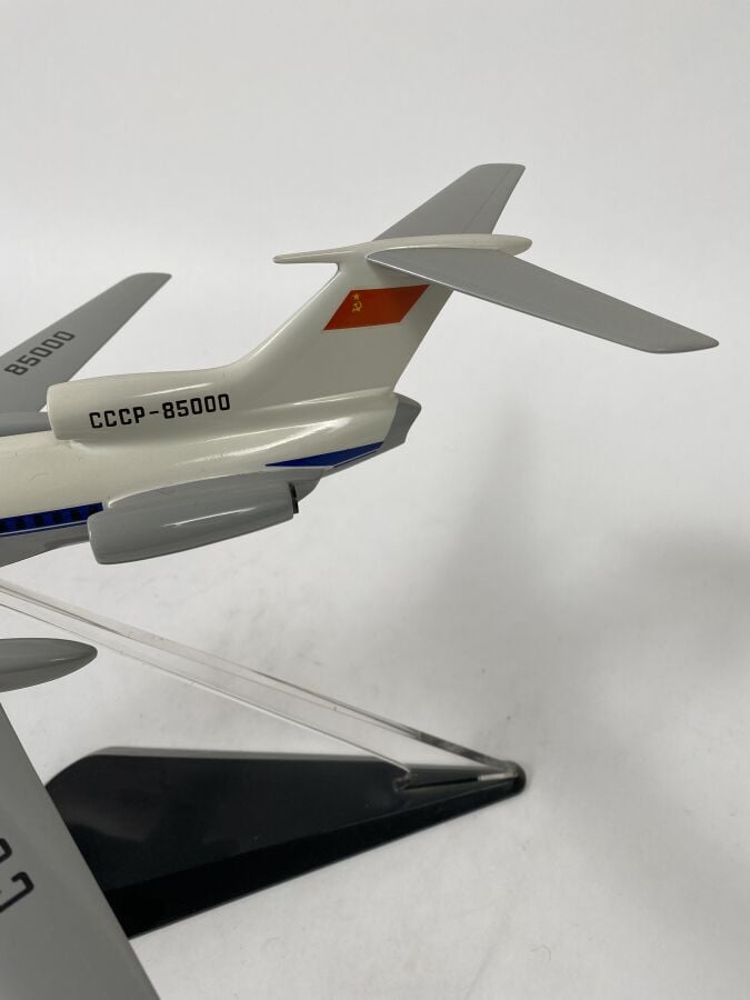 3 modèles : - - Tupolev 134 Aeroflot 65000 au 1/100ème en résine peinte réalisa…