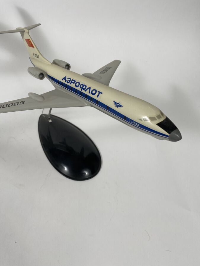 3 modèles : - - Tupolev 134 Aeroflot 65000 au 1/100ème en résine peinte réalisa…