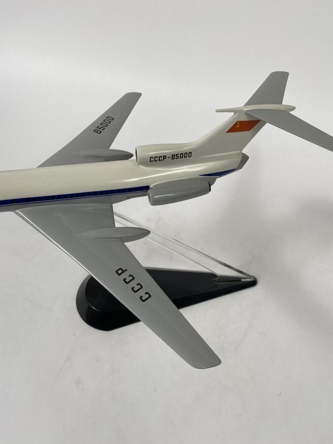 3 modèles : - - Tupolev 134 Aeroflot 65000 au 1/100ème en résine peinte réalisa…