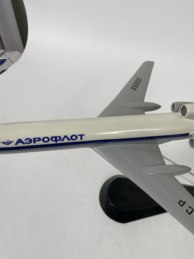 3 modèles : - - Tupolev 134 Aeroflot 65000 au 1/100ème en résine peinte réalisa…
