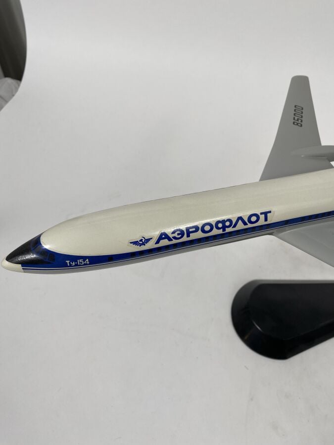3 modèles : - - Tupolev 134 Aeroflot 65000 au 1/100ème en résine peinte réalisa…