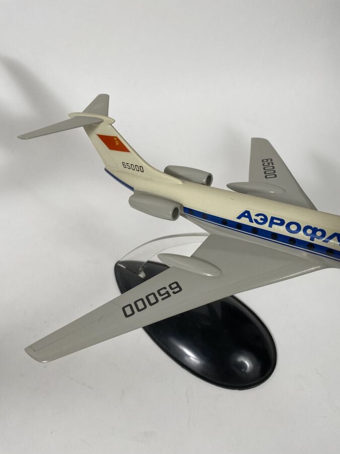3 modèles : - - Tupolev 134 Aeroflot 65000 au 1/100ème en résine peinte réalisa…
