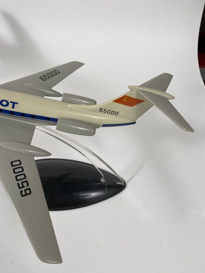 3 modèles : - - Tupolev 134 Aeroflot 65000 au 1/100ème en résine peinte réalisa…