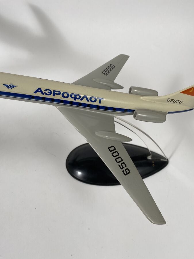 3 modèles : - - Tupolev 134 Aeroflot 65000 au 1/100ème en résine peinte réalisa…