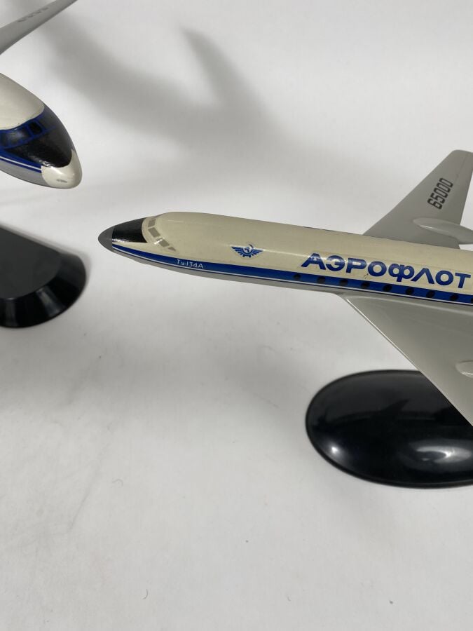 3 modèles : - - Tupolev 134 Aeroflot 65000 au 1/100ème en résine peinte réalisa…