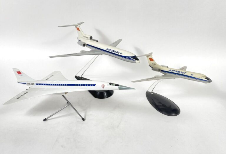 3 modèles : - - Tupolev 134 Aeroflot 65000 au 1/100ème en résine peinte réalisa…