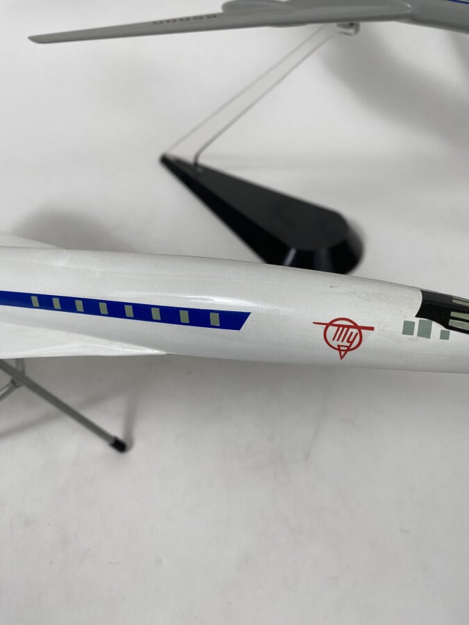 3 modèles : - - Tupolev 134 Aeroflot 65000 au 1/100ème en résine peinte réalisa…