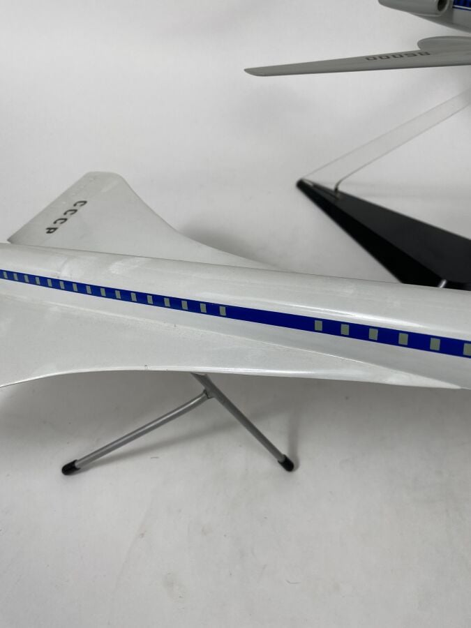 3 modèles : - - Tupolev 134 Aeroflot 65000 au 1/100ème en résine peinte réalisa…