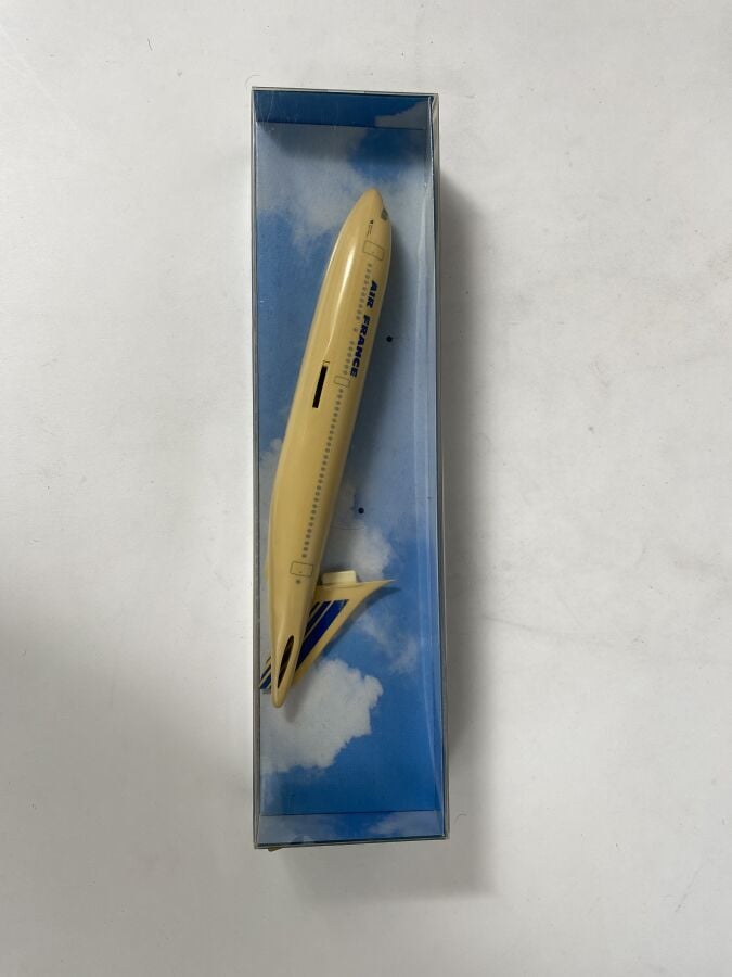 6 modèles : - - Airbus A310 Air France F-GEMA au 1/200ème en plastique réalisée…