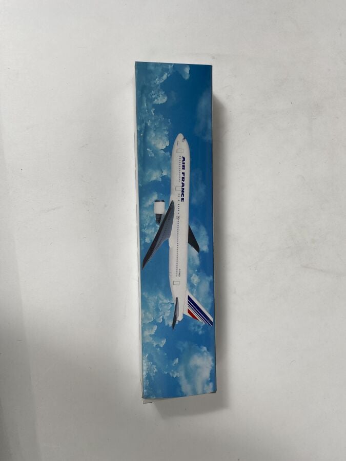 6 modèles : - - Airbus A310 Air France F-GEMA au 1/200ème en plastique réalisée…