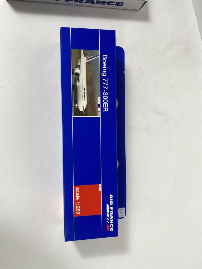 6 modèles : - - Airbus A310 Air France F-GEMA au 1/200ème en plastique réalisée…
