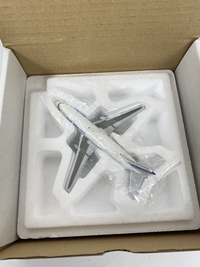 6 modèles : - - Airbus A310 Air France F-GEMA au 1/200ème en plastique réalisée…