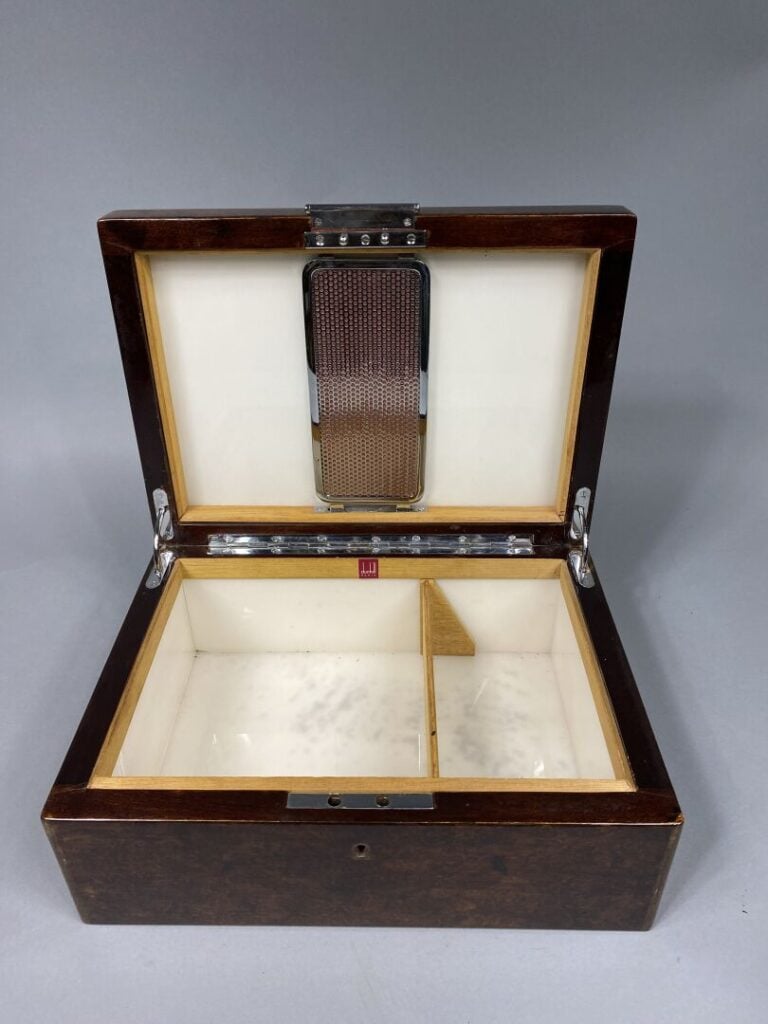Alfred DUNHILL, Paris - Coffret à cigares rectangulaire en bois de placage et l…
