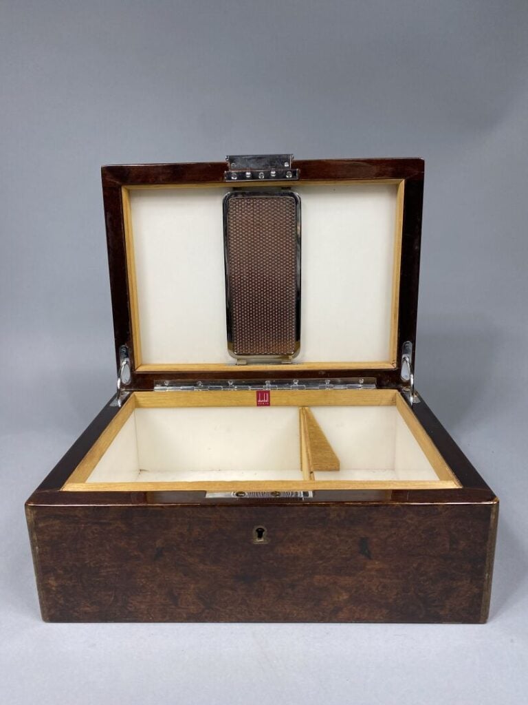 Alfred DUNHILL, Paris - Coffret à cigares rectangulaire en bois de placage et l…