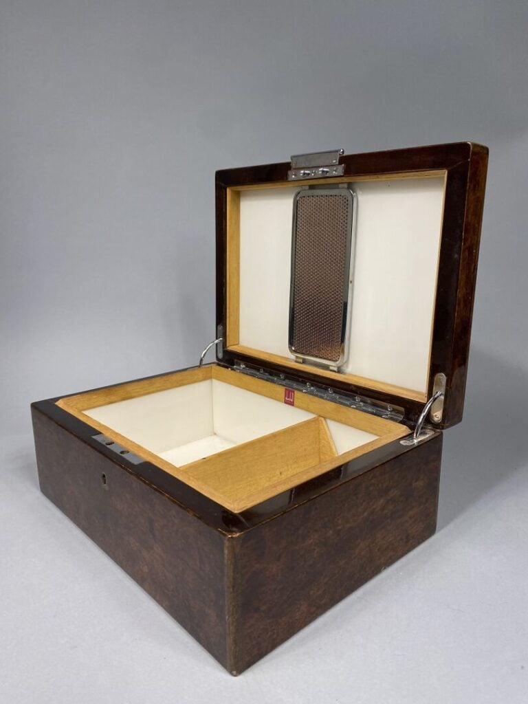 Alfred DUNHILL, Paris - Coffret à cigares rectangulaire en bois de placage et l…
