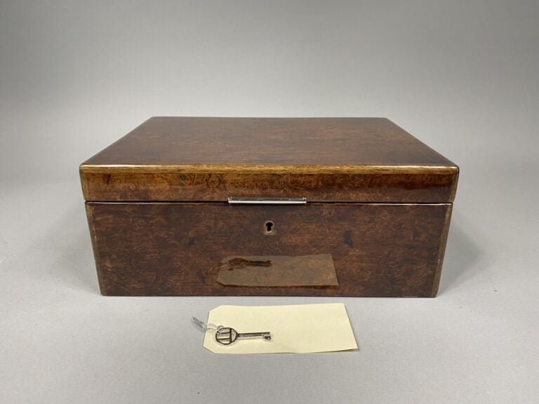 Alfred DUNHILL, Paris - Coffret à cigares rectangulaire en bois de placage et l…