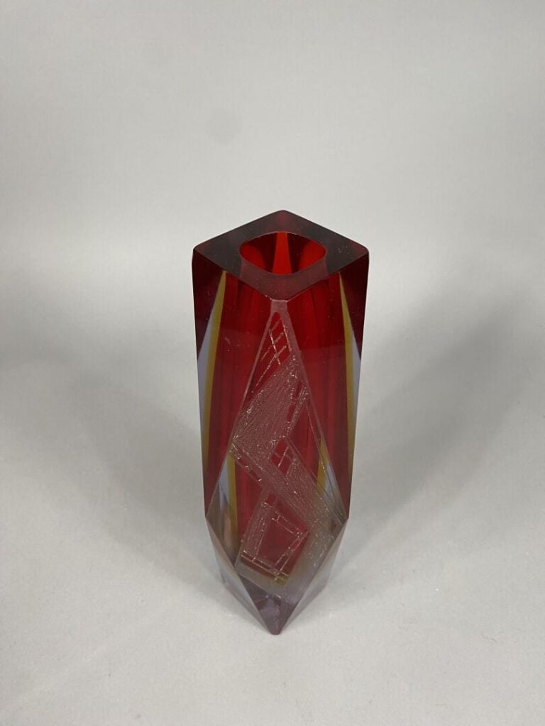 Anatole RIECKE (XXe siècle) - Vase à section à pans coupés en verre épais poli…