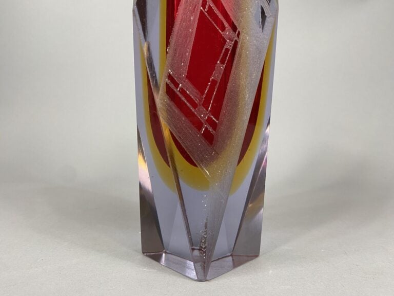 Anatole RIECKE (XXe siècle) - Vase à section à pans coupés en verre épais poli…