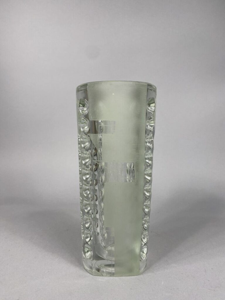 Anatole RIECKE (XXe siècle) - Vase à section à pans coupés en verre épais poli…