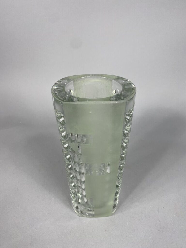 Anatole RIECKE (XXe siècle) - Vase à section à pans coupés en verre épais poli…
