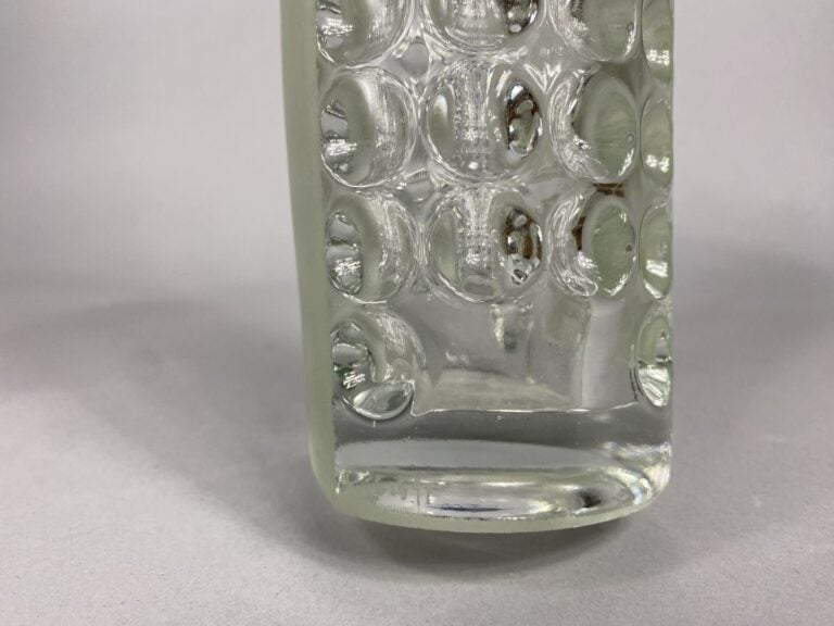 Anatole RIECKE (XXe siècle) - Vase à section à pans coupés en verre épais poli…