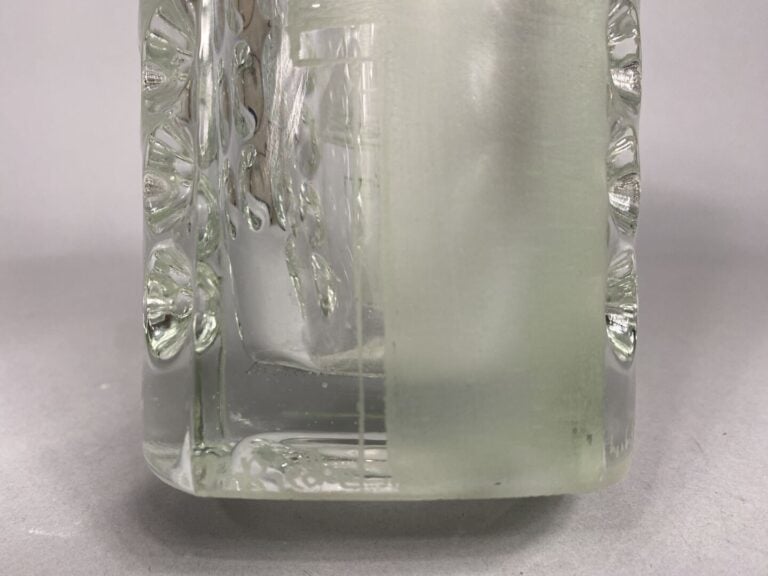 Anatole RIECKE (XXe siècle) - Vase à section à pans coupés en verre épais poli…