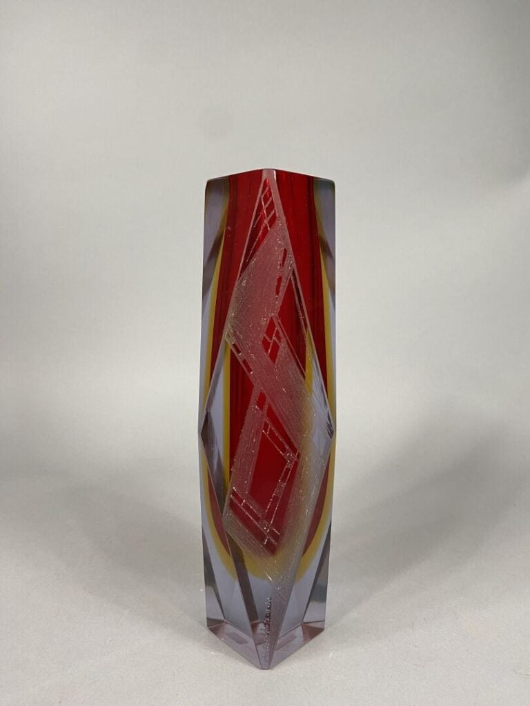 Anatole RIECKE (XXe siècle) - Vase à section à pans coupés en verre épais poli…