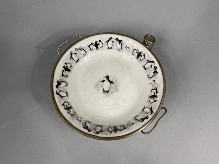 Assiette réchaud en étain et porcelaine ornée de pingouins - Diam : 19 cm - (dé…