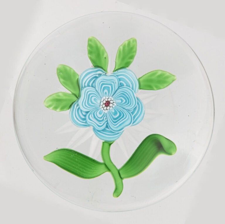 Baccarat. Presse-papiers orné d'une pervenche bleu clair à deux rangs de cinq p…