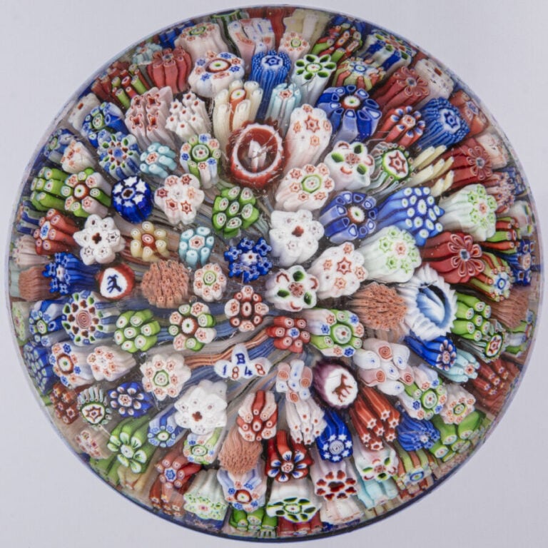 Baccarat. Presse-papiers signé et daté B 1848, à motif de millefiori compact de…