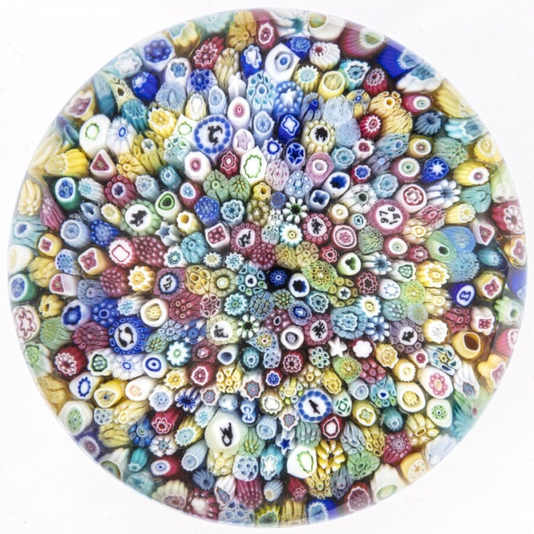 Baccarat. Presse-papiers signé et daté B 1976 à décor de millefiori compact de…