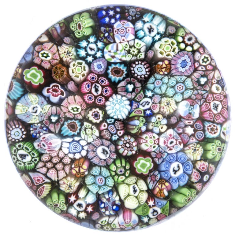 Baccarat. Presse-papiers « Zodiaque » à motif de millefiori compact de bonbons…