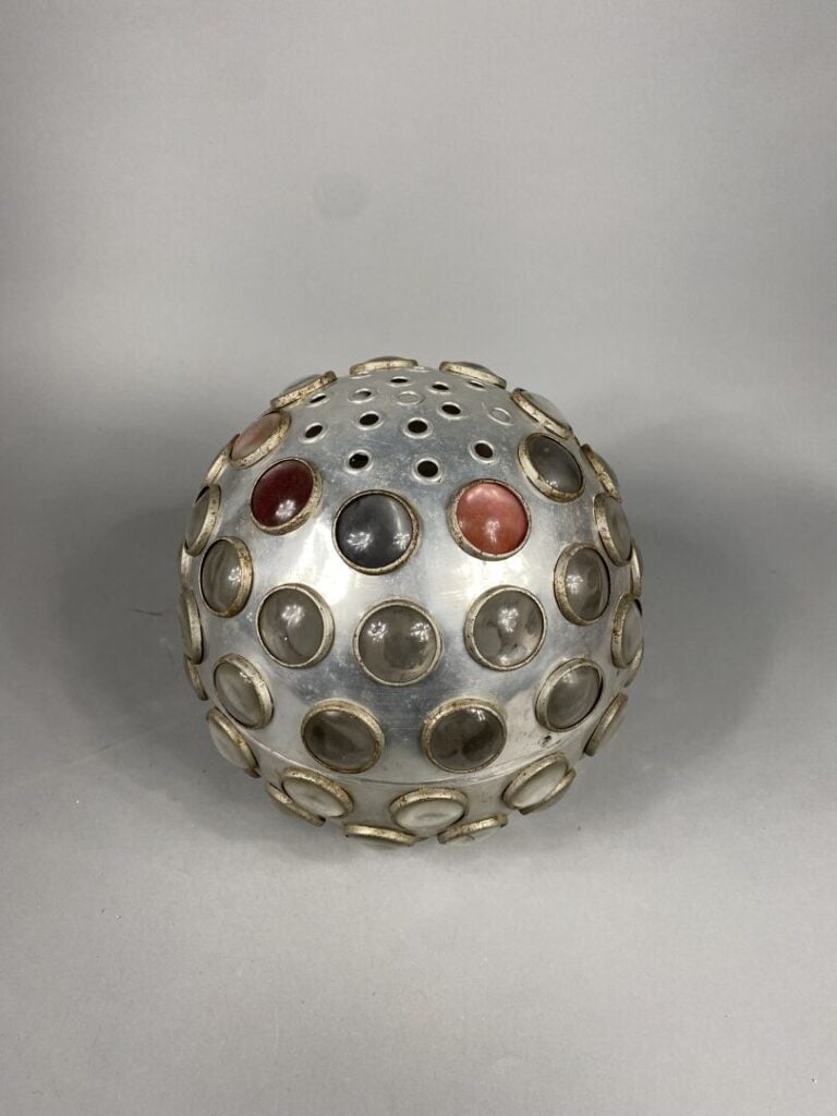 Boule en aluminium ornée de pastilles de verre appliquées, s'ouvrant en deux pa…