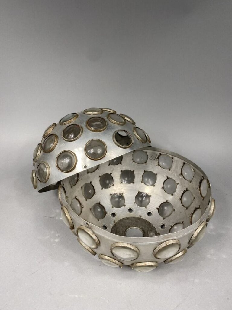 Boule en aluminium ornée de pastilles de verre appliquées, s'ouvrant en deux pa…