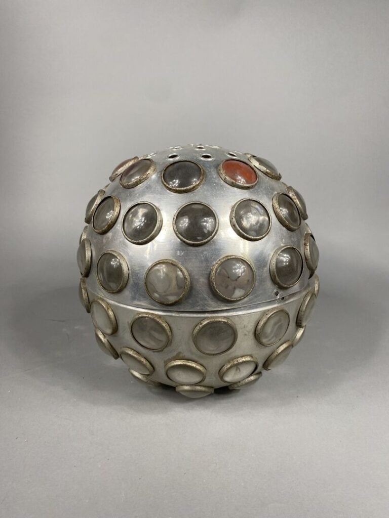Boule en aluminium ornée de pastilles de verre appliquées, s'ouvrant en deux pa…